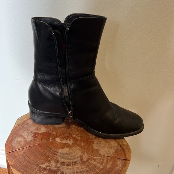 Women’s SIZE 7 leather boots - Picture 3 of 5